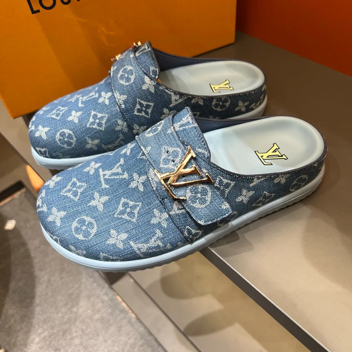 P340, LV Easy 2025 new men's casual sandals, made of suede cow leather, with Monogram pattern to highlight the trendy style. Adjustable straps illuminated with LV letters, while a resilient insole and micro outsole provide lightweight comfort. Made of suede cow leather with embossed Monogram pattern and brand element metal hardware✅Adjustable straps➕Tough insole‼ ️Micro outsole. Comfortable and easy to wear‼ ️ 38-45 (45 customized)